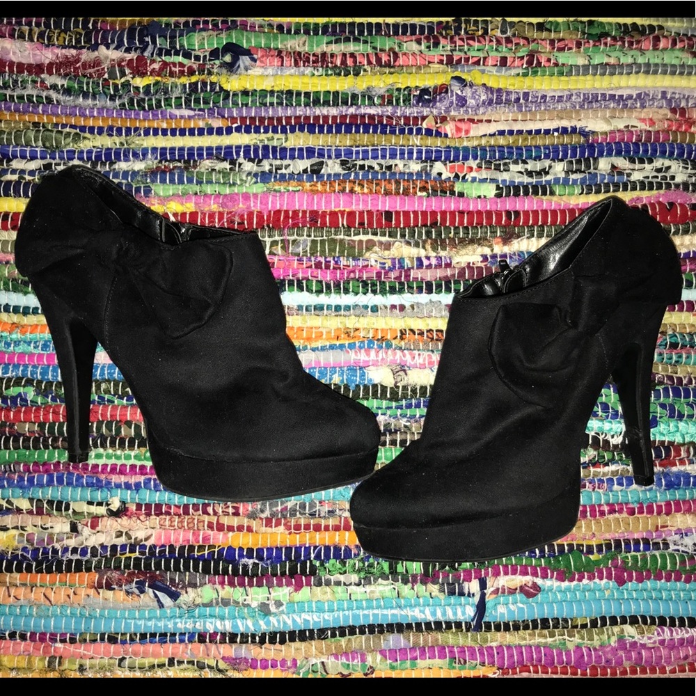 BLACK BOOTIE HEELS WITH BOW SUPER COMFORTABLE